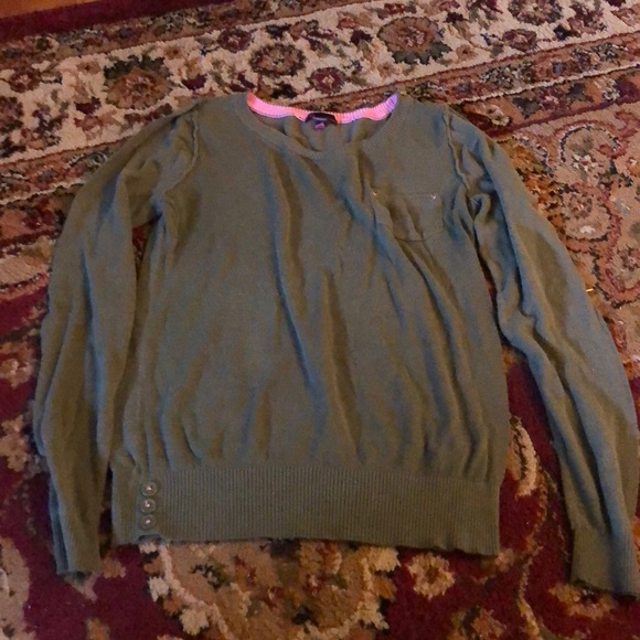 Green sweater with pink stitching - Picture 1 of 2